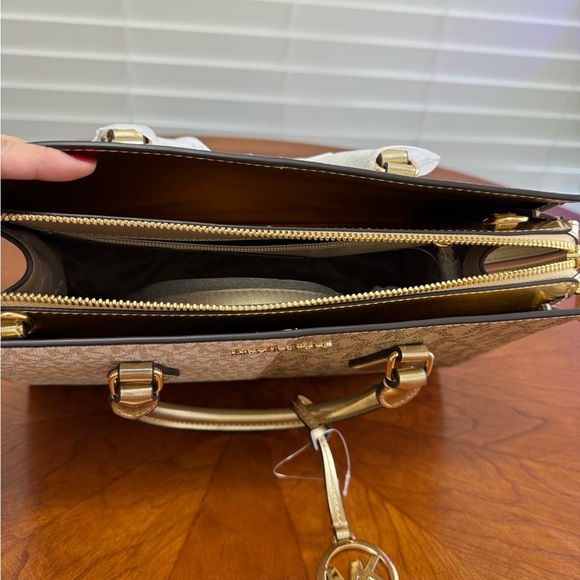 Michael Kors purse - Picture 6 of 8